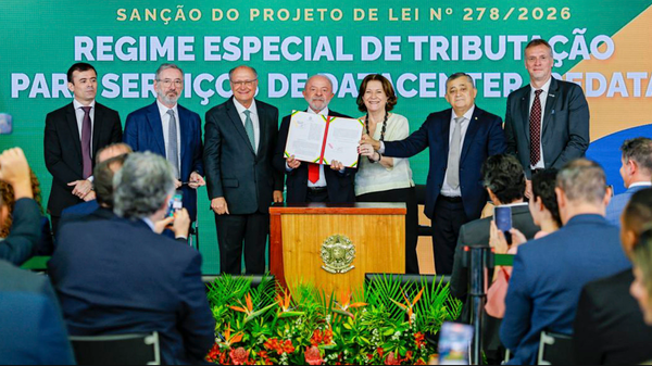 Presidente Luiz Inácio Lula da Silva com o vice-presidente Geraldo Alckmin, durante assinatura do regime tributário para estimular a instalação de data centers no Brasil Presidente Luiz Inácio Lula da Silva com o vice-presidente Geraldo Alckmin, durante assinatura do regime tributário para estimular a instalação de data centers no Brasil - Sputnik Brasil