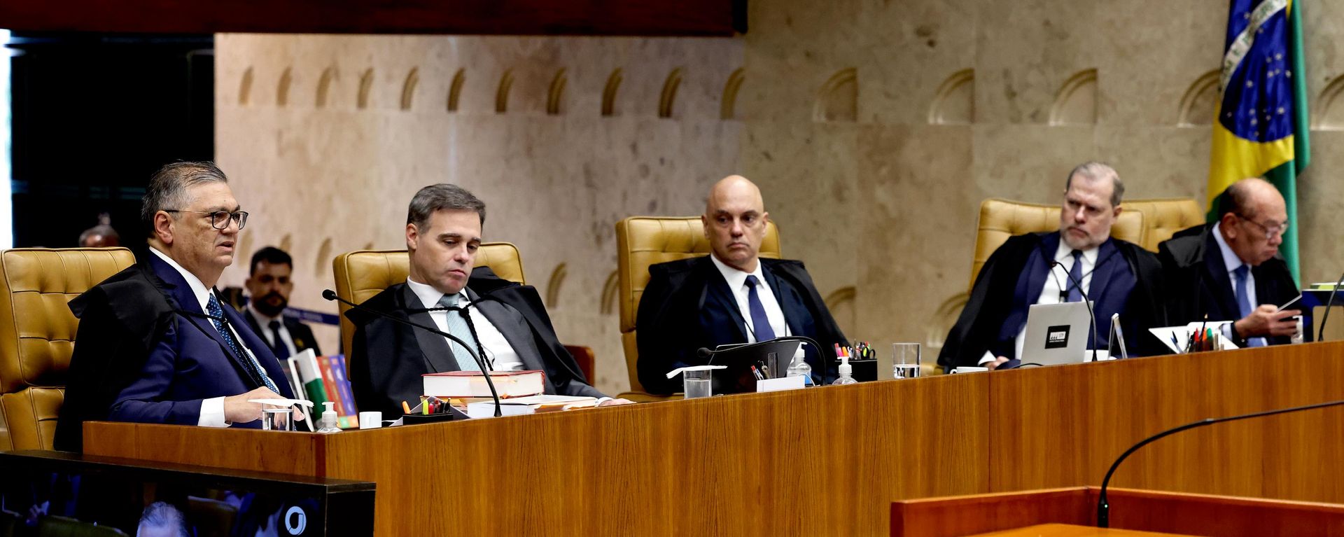 Da esquerda para a direita: Flávio Dino, André Mendonça, Alexandre de Moraes, Dias Toffoli e Gilmar Mendes. Ministros participaram de sessão plenária para discutir casos envolvendo Mendonça e Moraes no âmbito do Banco Master, em 15 de setembro de 2026 - Sputnik Brasil, 1920, 15.09.2026