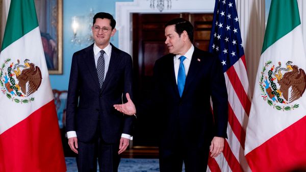 O secretário das Relações Exteriores do México, Roberto Velasco (à esq.), em encontro com o secretário de Estado dos EUA, Marco Rubio (à dir.), em Washington, em 26 de agosto de 2026 - Sputnik Brasil