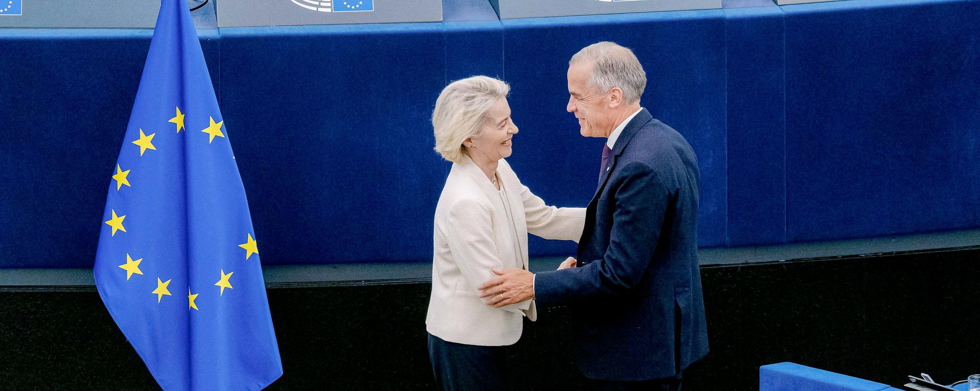 A presidenta da Comissão Europeia, Ursula von der Leyen, e o primeiro-ministro do Canadá, Mark Carney - Sputnik Brasil, 1920, 16.09.2026