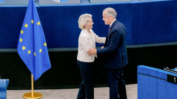 A presidenta da Comissão Europeia, Ursula von der Leyen, e o primeiro-ministro do Canadá, Mark Carney - Sputnik Brasil