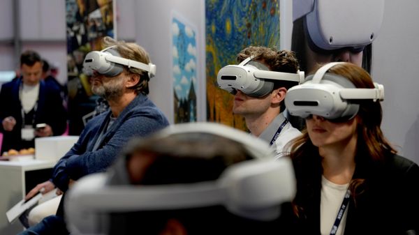 Visitantes experimentam um headset de IA no maior evento de inteligência artificial da Europa, a AI Week 2026, em Rho, perto de Milão, Itália, 19 de maio de 2026 - Sputnik Brasil