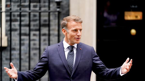 O presidente da França, Emmanuel Macron, em frente à sede do governo britânico, em Londres, em 3 de setembro de 2026 - Sputnik Brasil