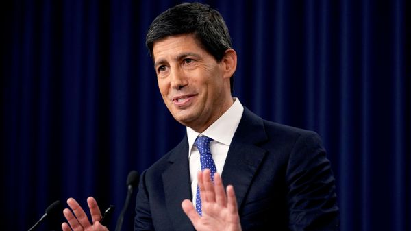 O presidente do Conselho de Governadores da Reserva Federal (Fed) dos EUA, Kevin Warsh, fala durante uma coletiva de imprensa no Fed, em Washington, D.C., 16 de setembro de 2026 - Sputnik Brasil