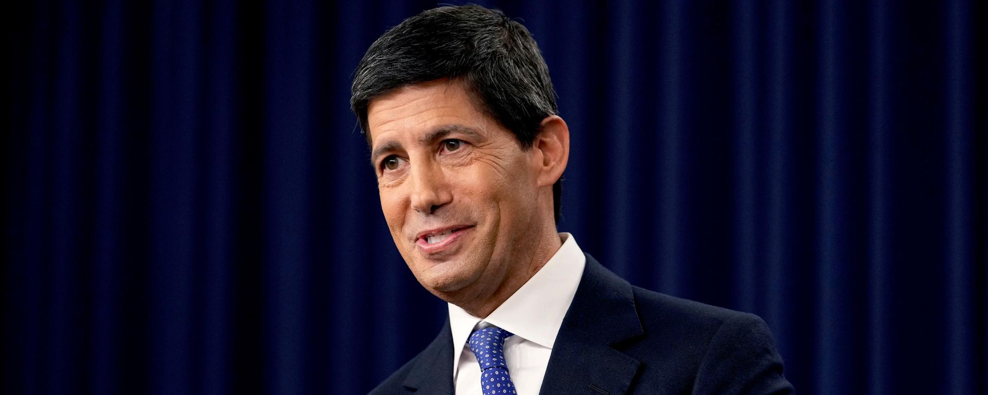 O presidente do Conselho de Governadores da Reserva Federal (Fed) dos EUA, Kevin Warsh, fala durante uma coletiva de imprensa no Fed, em Washington, D.C., 16 de setembro de 2026 - Sputnik Brasil, 1920, 17.09.2026