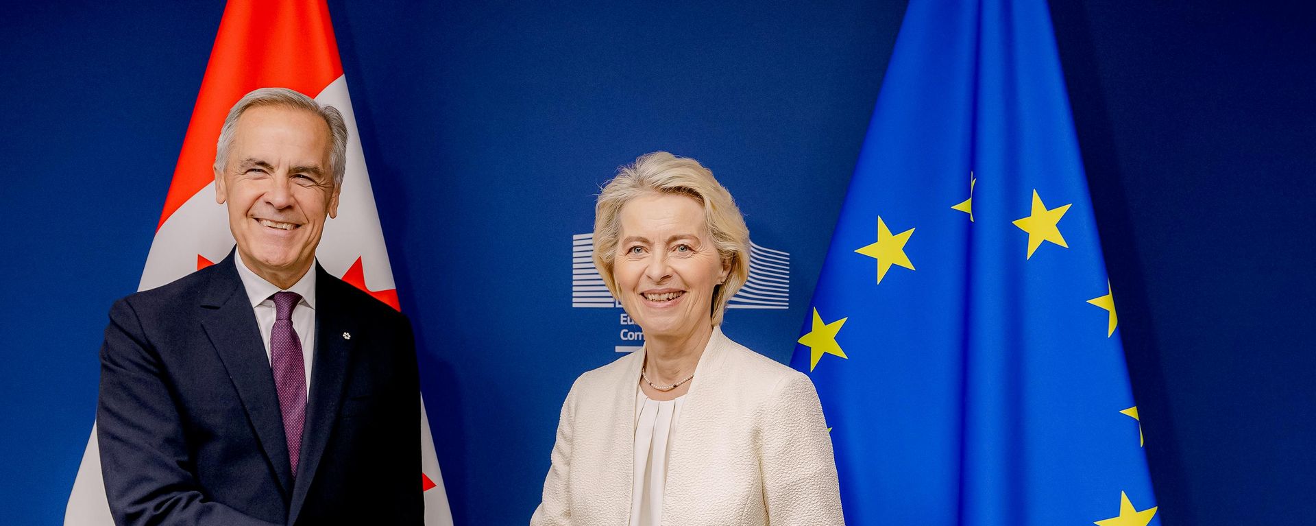A presidente da Comissão Europeia, Ursula von der Leyen, e o primeiro-ministro do Canadá, Mark Carney - Sputnik Brasil, 1920, 22.09.2026