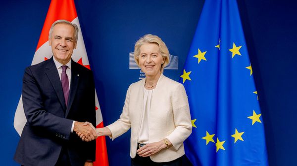 A presidente da Comissão Europeia, Ursula von der Leyen, e o primeiro-ministro do Canadá, Mark Carney - Sputnik Brasil