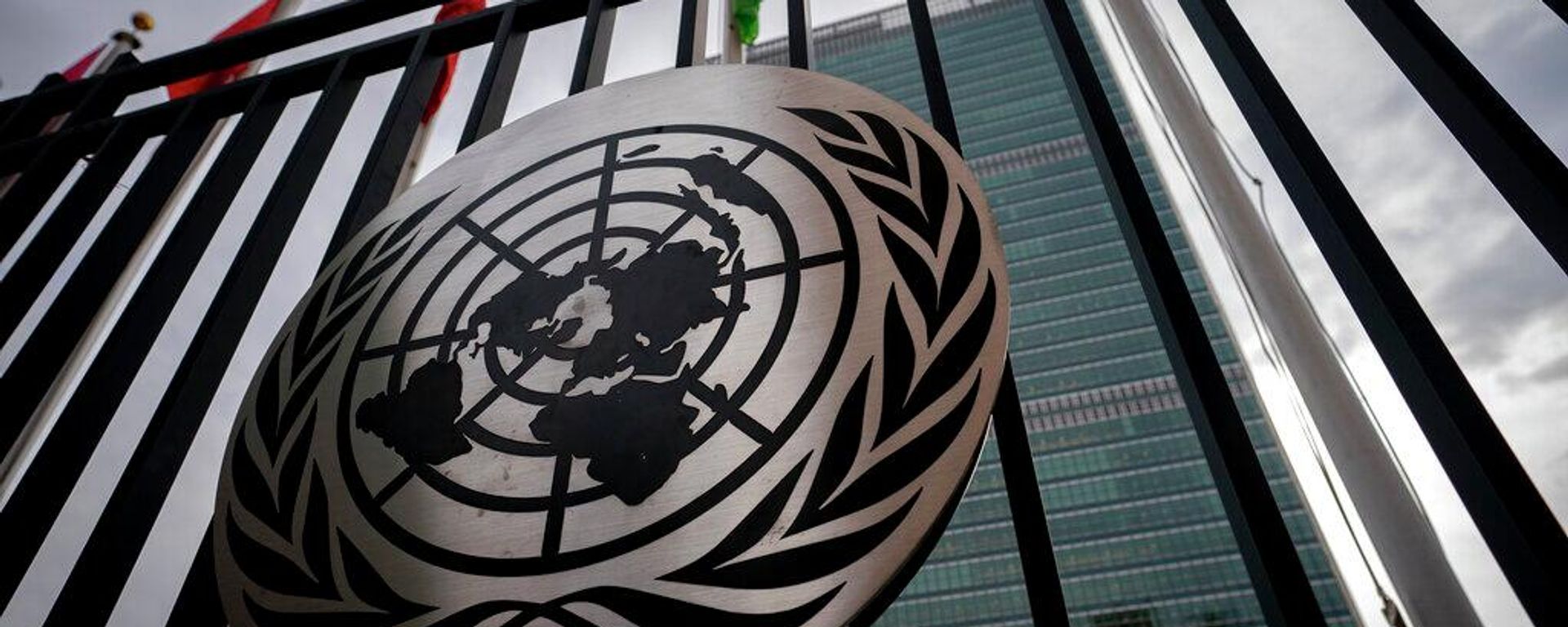 O símbolo das Nações Unidas é exibido no portão principal em frente à sede da ONU em Nova York, 24 de fevereiro de 2022 - Sputnik Brasil, 1920, 21.10.2026