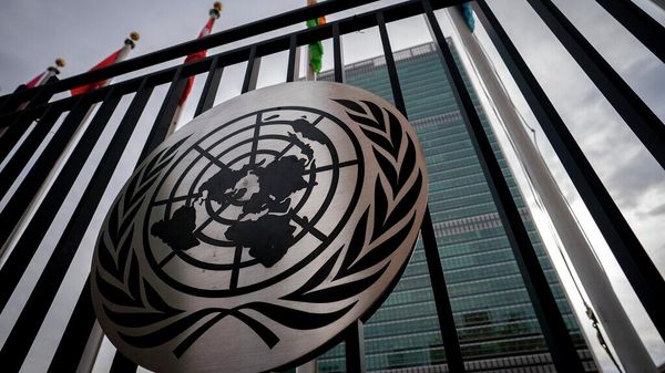 O símbolo das Nações Unidas é exibido no portão principal em frente à sede da ONU em Nova York, 24 de fevereiro de 2022 O símbolo das Nações Unidas é exibido no portão principal em frente à sede da ONU em Nova York, 24 de fevereiro de 2022 - Sputnik Brasil