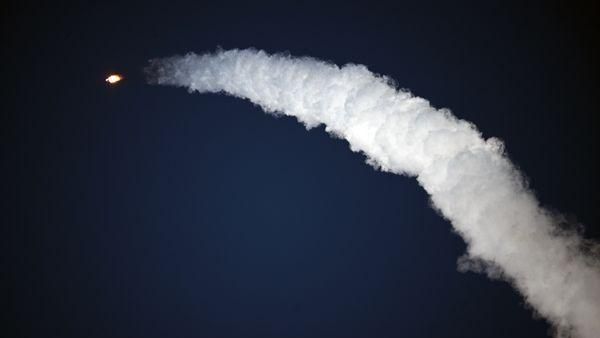Lançamento de um foguete no espaço - Sputnik Brasil