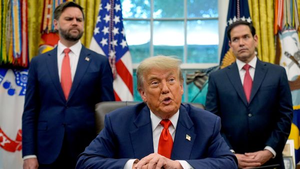 Donald Trump durante reunião no Salão Oval com ministros das Relações Exteriores do RDC e Ruanda com J. D. Vance (à esquerda) e Marco Rubio (à direita) - Sputnik Brasil