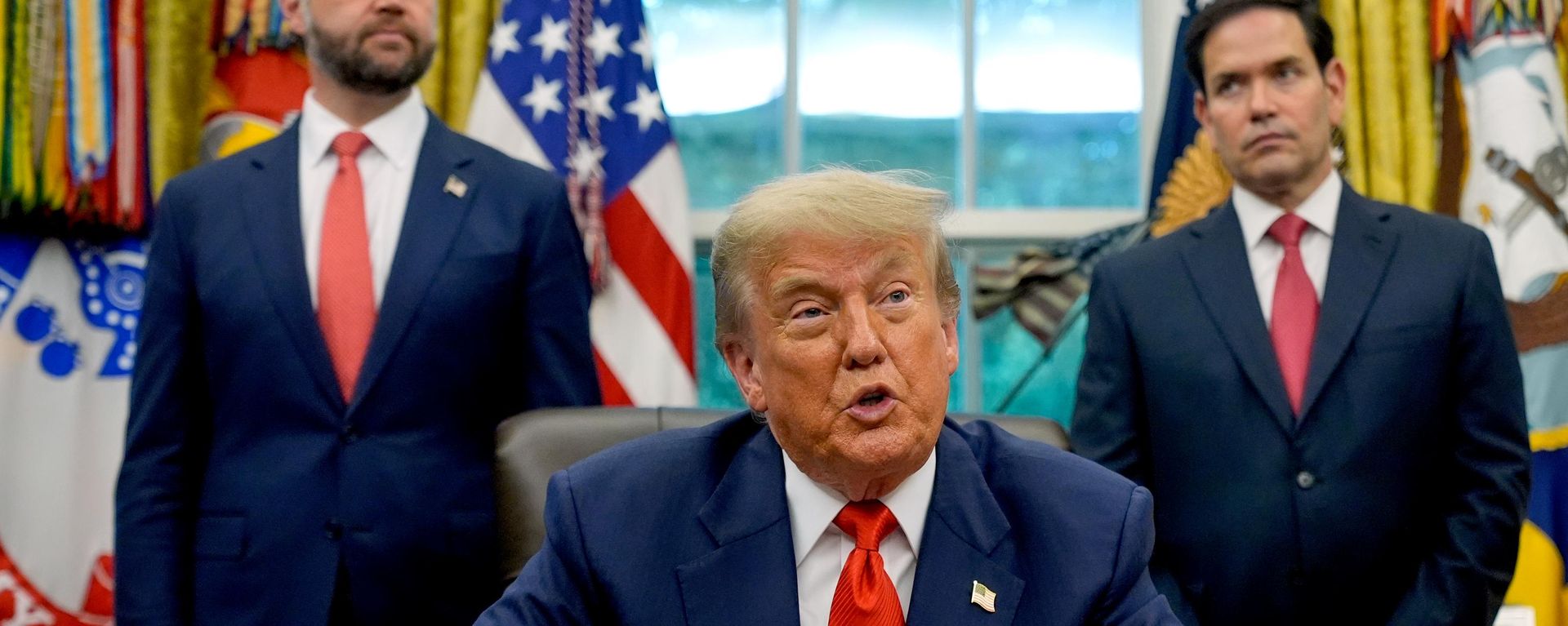 Donald Trump durante reunião no Salão Oval com ministros das Relações Exteriores do RDC e Ruanda com J. D. Vance (à esquerda) e Marco Rubio (à direita) - Sputnik Brasil, 1920, 17.09.2026