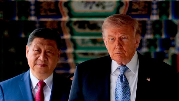O presidente da China, Xi Jinping, caminha ao lado do presidente dos Estados Unidos, Donald Trump, durante encontro em Pequim, capital da China, em 15 de maio de 2026 - Sputnik Brasil