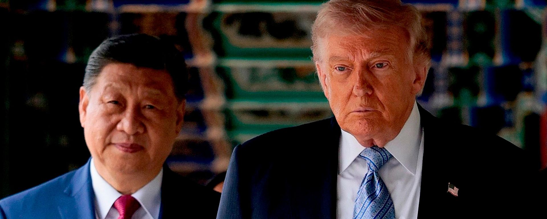 O presidente da China, Xi Jinping, caminha ao lado do presidente dos Estados Unidos, Donald Trump, durante encontro em Pequim, capital da China, em 15 de maio de 2026 - Sputnik Brasil, 1920, 17.09.2026