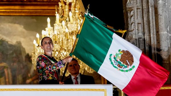 A presidente do México, Claudia Sheinbaum, segura uma bandeira do México na comemoração do Dia da Independência do país, em 15 de setembro de 2026 - Sputnik Brasil
