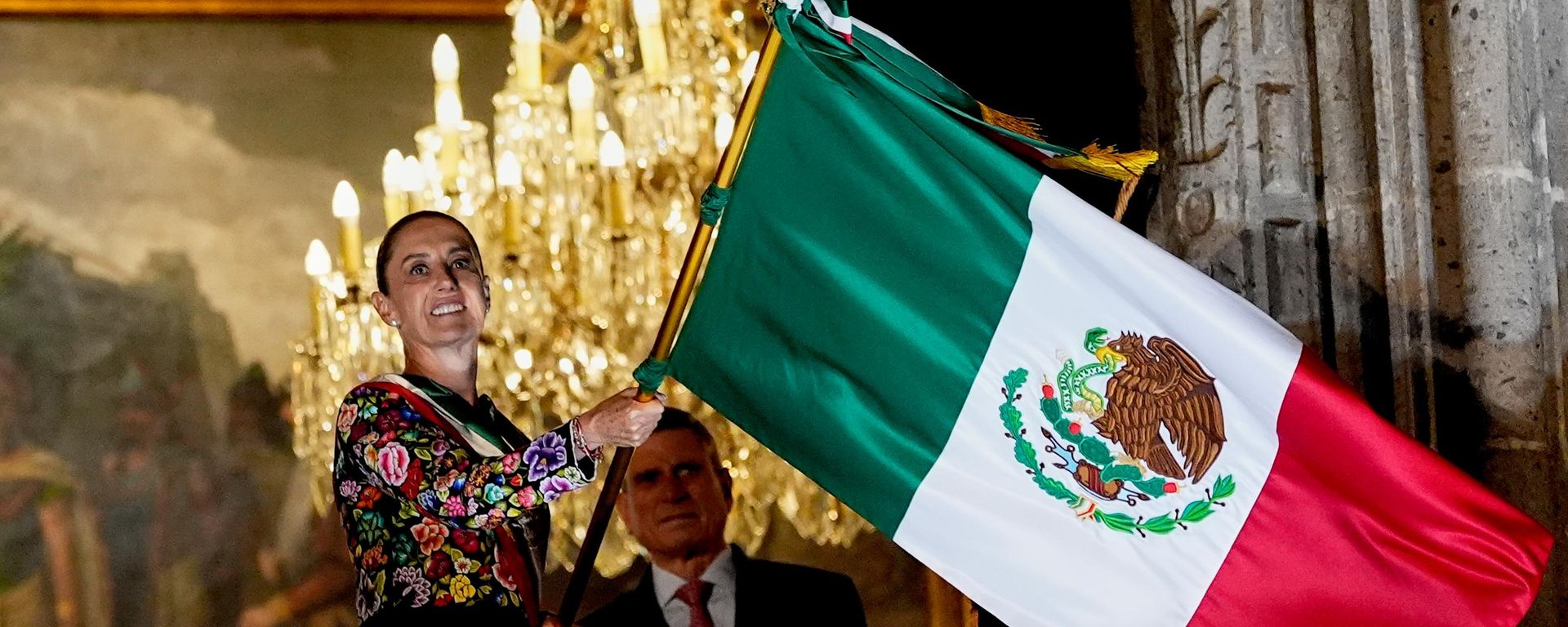 A presidente do México, Claudia Sheinbaum, segura uma bandeira do México na comemoração do Dia da Independência do país, em 15 de setembro de 2026 - Sputnik Brasil, 1920, 18.09.2026