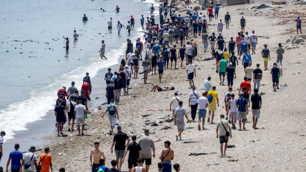 Pessoas caminham do Marrocos para o enclave espanhol. Ceuta, 31 de julho de 2026 - Sputnik Brasil