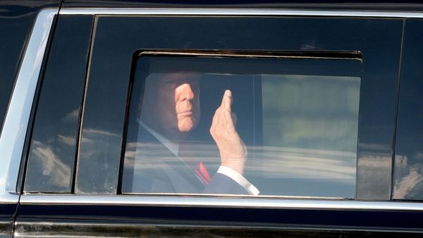 O presidente dos Estados Unidos, Donald Trump, a bordo do carro oficial, em 18 de setembro de 2026 - Sputnik Brasil