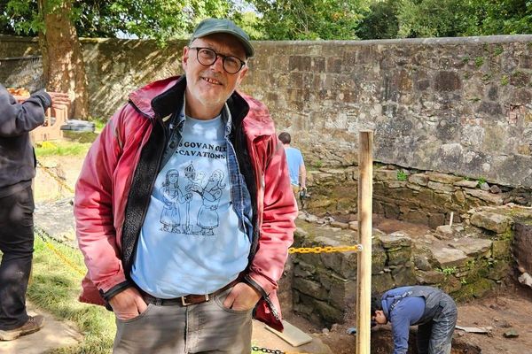 Professor Stephen Driscoll, do Govan Heritage Trust, nas escavações de Govan Old. - Sputnik Brasil