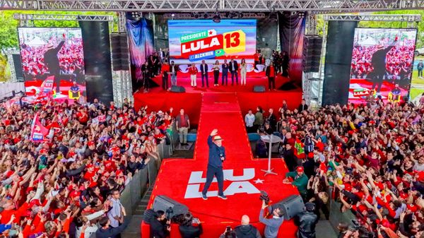 Presidente Luiz Inácio Lula da Silva recebeu milhares de apoiadores durante ato de campanha em Florianópolis. 19 de maio de 2026 - Sputnik Brasil