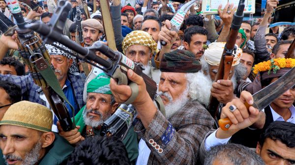 Apoiadores do Ansar Allah, movimento iemenita também conhecido como houthi, demonstram apoio ao grupo em Sanna, no Iêmen, em 18 de setembro de 2026 - Sputnik Brasil