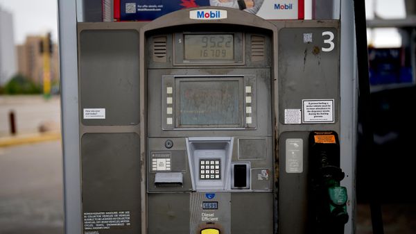 Bomba de diesel em posto de combustível em Minneapolis, nos Estados Unidos, em 4 de setembro de 2026 - Sputnik Brasil