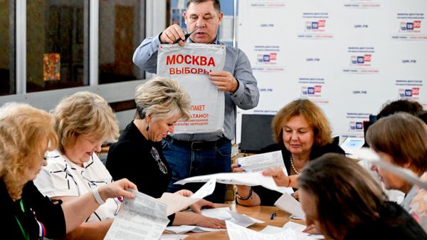 Contagem de cédulas em seção eleitoral de após as eleições para deputados da Duma Estatal da Federação da Rússia. 20 de setembro de 2026 - Sputnik Brasil