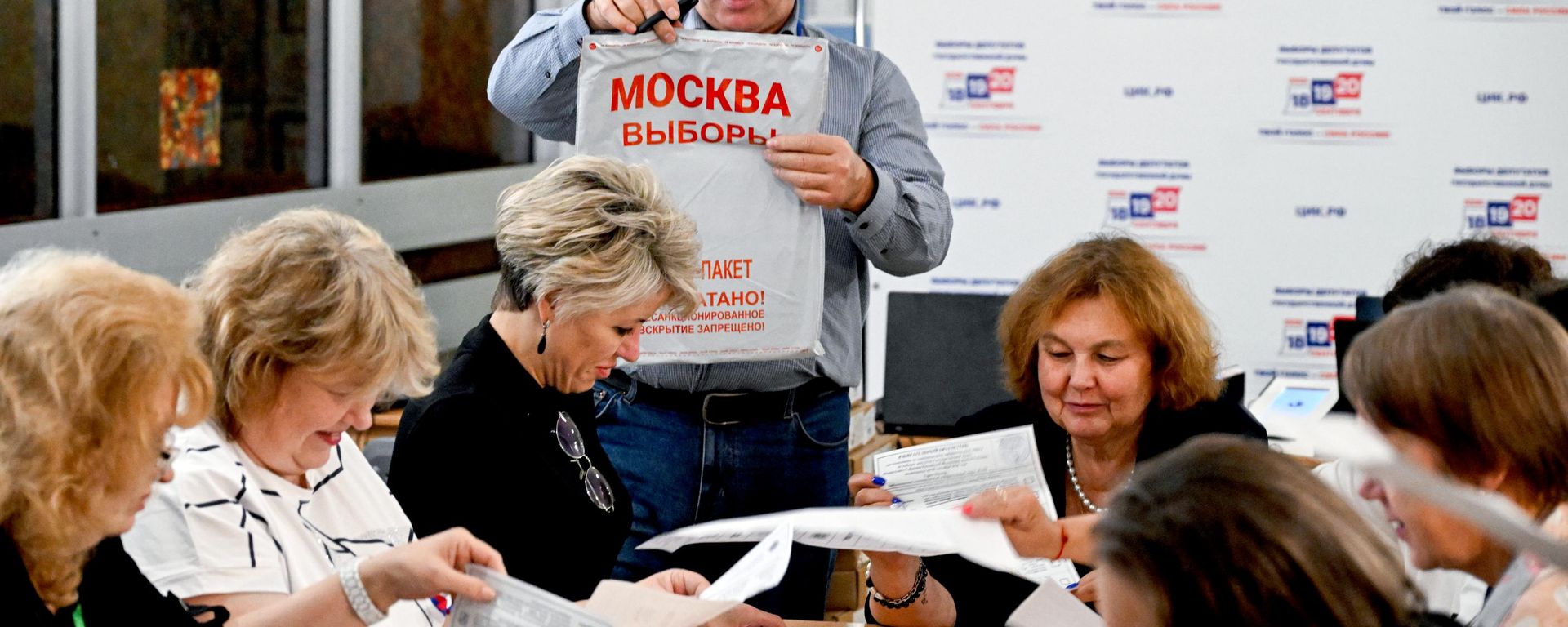 Contagem de cédulas em seção eleitoral de após as eleições para deputados da Duma Estatal da Federação da Rússia. 20 de setembro de 2026 - Sputnik Brasil, 1920, 20.09.2026