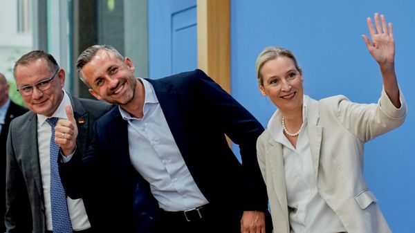 Os copresidentes do partido Alternativa para a Alemanha (AfD), Alice Weidel (à direita) e Tino Chrupalla (à esquerda), e o principal candidato para as eleições estaduais da Saxônia-Anhalt, Ulrich Siegmund (ao centro), participam de uma coletiva de imprensa em Berlim, Alemanha, em 7 de setembro de 2026 - Sputnik Brasil