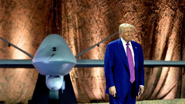 President Donald Trump stands backdropped by an MQ-9 Reaper drone before addressing military personnel at the Al Udeid Air Base, Thursday, May 15, 2025, in Doha, Qatar. (AP Photo/Alex Brandon) - Sputnik Brasil