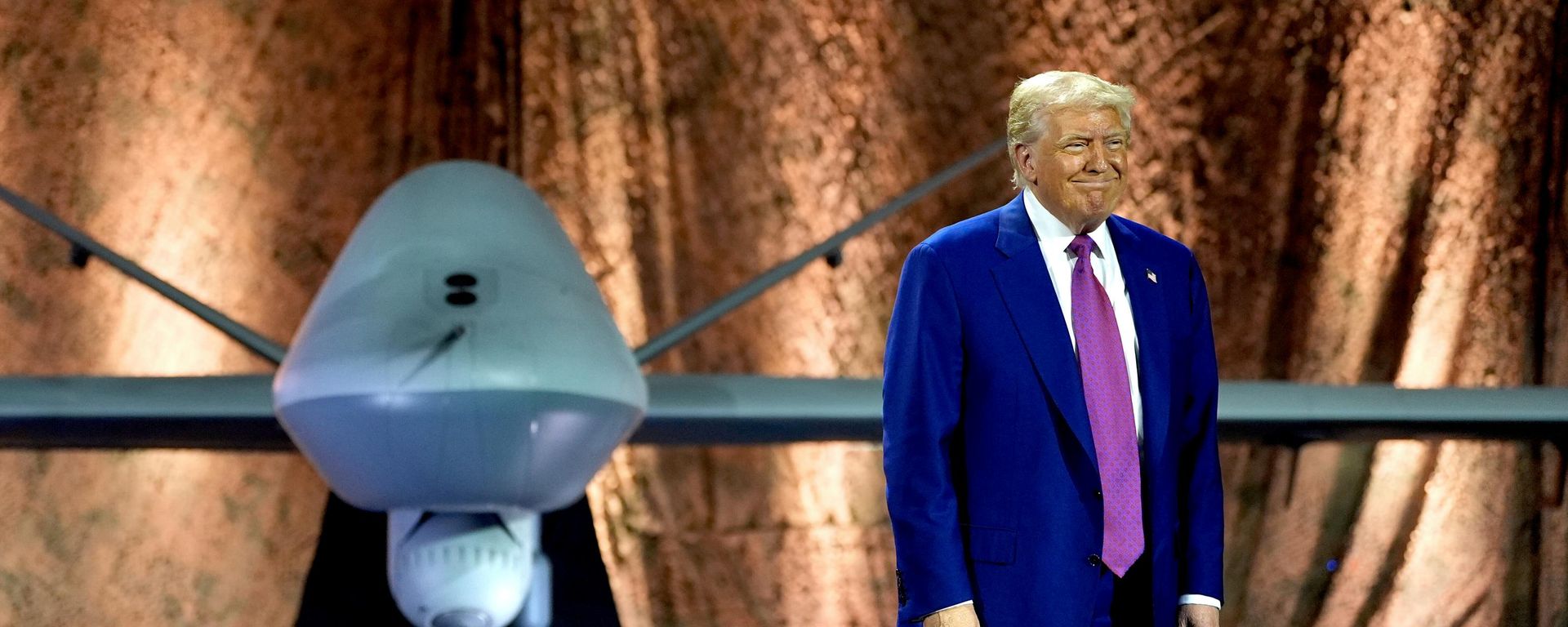 President Donald Trump stands backdropped by an MQ-9 Reaper drone before addressing military personnel at the Al Udeid Air Base, Thursday, May 15, 2025, in Doha, Qatar. (AP Photo/Alex Brandon) - Sputnik Brasil, 1920, 21.09.2026