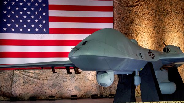 Um drone MQ-9 Reaper é exibido antes do pronunciamento do presidente Donald Trump na Base Aérea de Al Udeid, quinta-feira, 15 de maio de 2025, em Doha, Catar. (Foto AP/Alex Brandon) - Sputnik Brasil