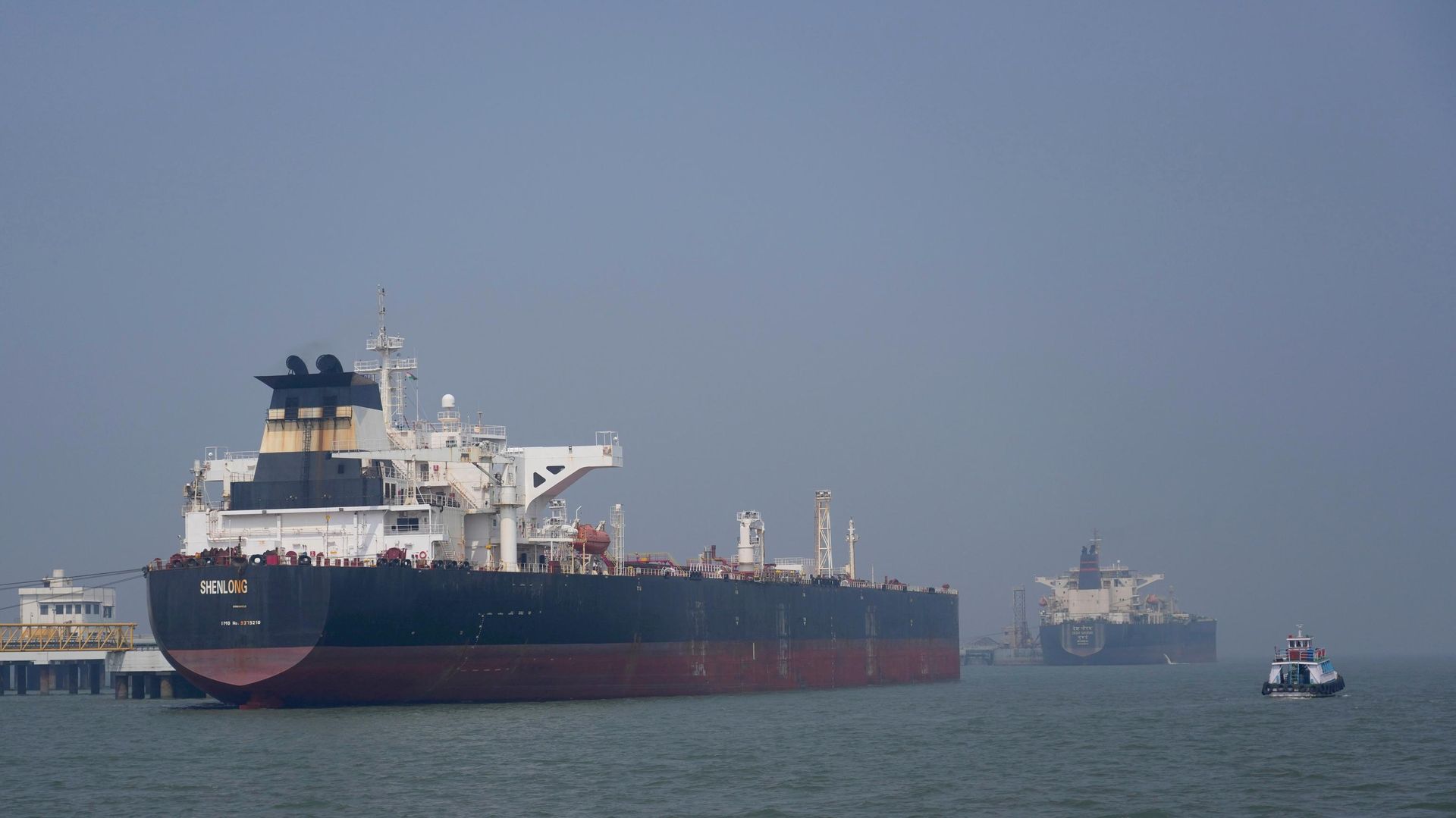 O navio-tanque Shenlong Suezmax, de bandeira da Libéria, que transporta petróleo bruto da Arábia Saudita e atravessou o estreito de Ormuz, é visto no Porto de Mumbai, na Índia, 12 de março de 2026 O navio-tanque Shenlong Suezmax, de bandeira da Libéria, que transporta petróleo bruto da Arábia Saudita e atravessou o estreito de Ormuz, é visto no Porto de Mumbai, na Índia, 12 de março de 2026 - Sputnik Brasil, 1920, 21.09.2026