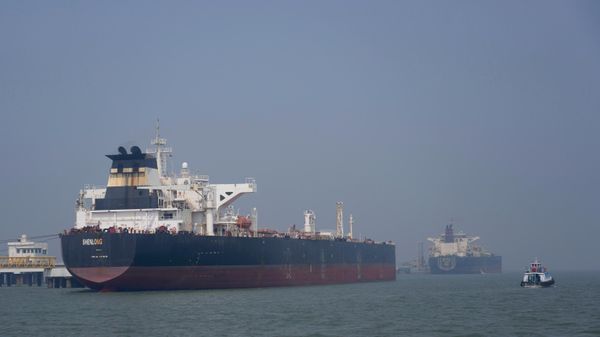 O navio-tanque Shenlong Suezmax, de bandeira da Libéria, que transporta petróleo bruto da Arábia Saudita e atravessou o estreito de Ormuz, é visto no Porto de Mumbai, na Índia, 12 de março de 2026 O navio-tanque Shenlong Suezmax, de bandeira da Libéria, que transporta petróleo bruto da Arábia Saudita e atravessou o estreito de Ormuz, é visto no Porto de Mumbai, na Índia, 12 de março de 2026 - Sputnik Brasil