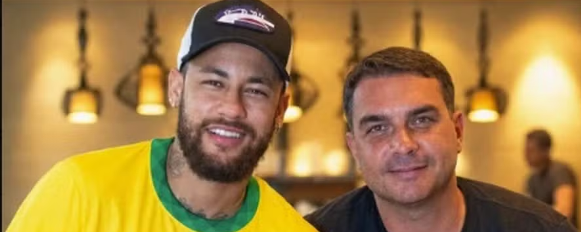 O jogador do Santos Neymar Jr. e o senador Flávio Bolsonaro (PL-RJ) - Sputnik Brasil, 1920, 21.09.2026