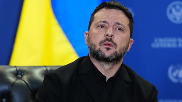 O presidente da Ucrânia, Vladimir Zelensky, ouve durante reunião com o presidente Donald Trump na Assembleia Geral das Nações Unidas, em 22 de setembro de 2026, na sede da ONU - Sputnik Brasil