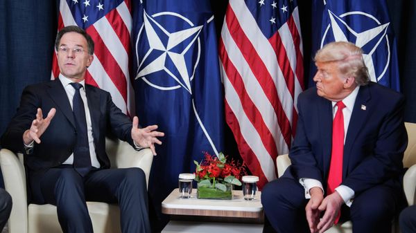 Президент США Дональд Трамп во время встречи с генеральным секретарем НАТО Марком Рютте на полях Всемирного экономического форума в Давосе - Sputnik Brasil