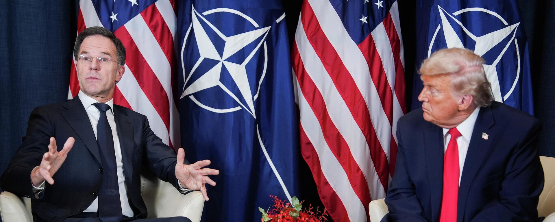 Президент США Дональд Трамп во время встречи с генеральным секретарем НАТО Марком Рютте на полях Всемирного экономического форума в Давосе - Sputnik Brasil, 1920, 24.09.2026