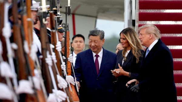 O presidente Donald Trump, a primeira-dama Melania Trump, o presidente da China Xi Jinping e sua esposa Peng Liyuan participam de uma cerimônia de chegada na Base Aérea Conjunta Andrews, em Maryland, 23 de setembro de 2026 - Sputnik Brasil