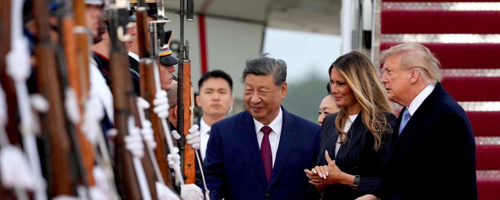O presidente Donald Trump, a primeira-dama Melania Trump, o presidente da China Xi Jinping e sua esposa Peng Liyuan participam de uma cerimônia de chegada na Base Aérea Conjunta Andrews, em Maryland, 23 de setembro de 2026 - Sputnik Brasil, 1920, 23.09.2026