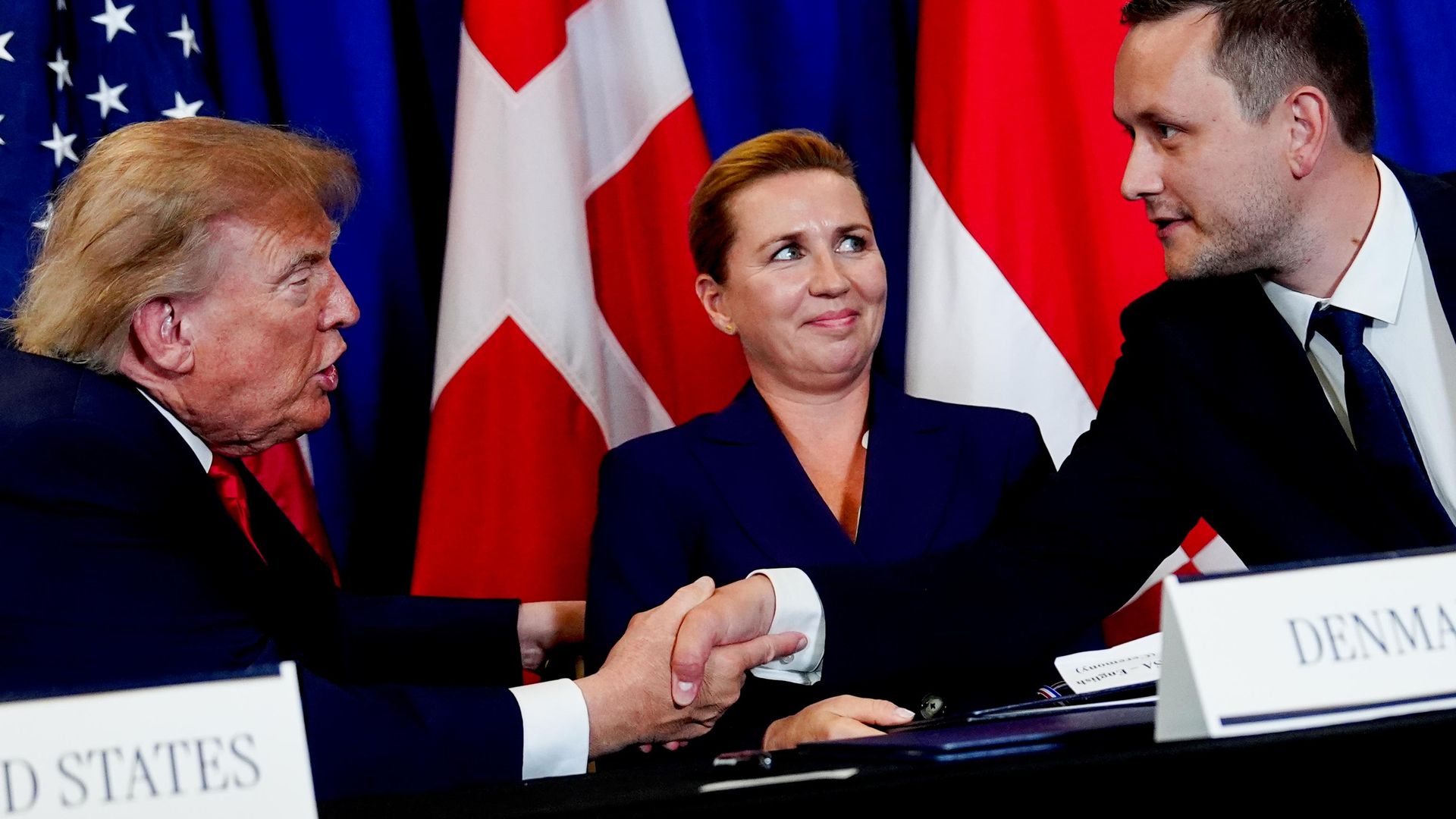 O presidente norte-americano Donald Trump (E) aperta a mão do primeiro-ministro da Groenlândia, Jens-Frederik Nielsen (D), enquanto a primeira-ministra da Dinamarca, Mette Frederiksen (C), observa durante a cerimônia de assinatura do acordo de segurança na Assembleia Geral das Nações Unidas, na sede da ONU, 22 de setembro de 2026 O presidente norte-americano Donald Trump (E) aperta a mão do primeiro-ministro da Groenlândia, Jens-Frederik Nielsen (D), enquanto a primeira-ministra da Dinamarca, Mette Frederiksen (C), observa durante a cerimônia de assinatura do acordo de segurança na Assembleia Geral das Nações Unidas, na sede da ONU, 22 de setembro de 2026 - Sputnik Brasil, 1920, 24.09.2026