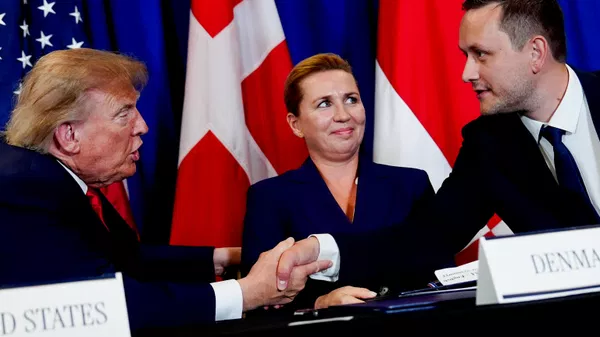 O presidente norte-americano Donald Trump (E) aperta a mão do primeiro-ministro da Groenlândia, Jens-Frederik Nielsen (D), enquanto a primeira-ministra da Dinamarca, Mette Frederiksen (C), observa durante a cerimônia de assinatura do acordo de segurança na Assembleia Geral das Nações Unidas, na sede da ONU, 22 de setembro de 2026 - Sputnik Brasil
