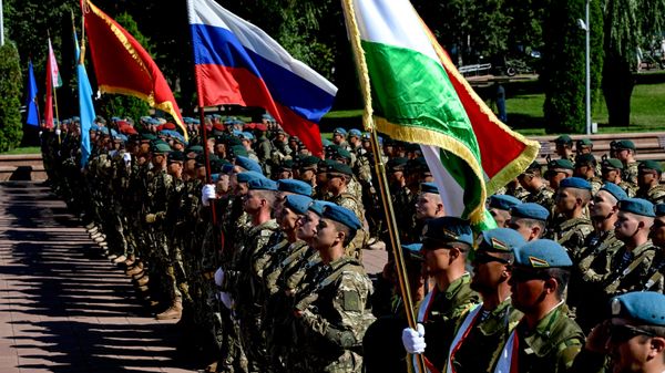 Militares na cerimônia de abertura dos exercícios da Organização do Tratado de Segurança Coletiva (OTSC) Interação-2025, Busca-2025 e Echelon-2025, realizados no complexo memorial Libertadores de Vitebsk – Soldados Soviéticos, Partisans e Combatentes da Resistência Clandestina, na praça da Vitória, em Vitebsk, em Belarus. Contingentes das Forças Coletivas da OTSC — representando Belarus, Cazaquistão, Quirguistão, Rússia e Tajiquistão — participam das manobras. Os exercícios envolvem mais de 2.000 militares, 450 unidades de armamento e equipamentos (incluindo nove aeronaves e helicópteros) e mais de 70 drones, em 31 de agosto de 2025 - Sputnik Brasil