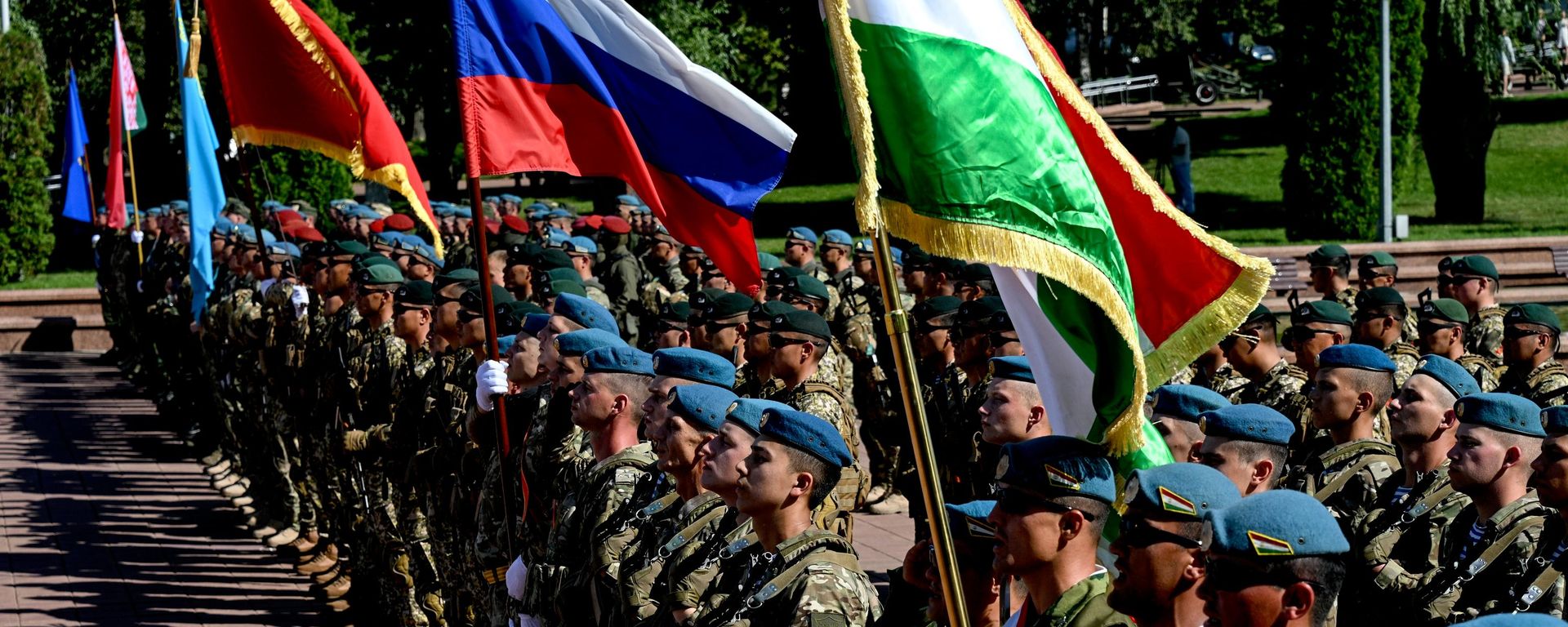 Militares na cerimônia de abertura dos exercícios da Organização do Tratado de Segurança Coletiva (OTSC) Interação-2025, Busca-2025 e Echelon-2025, realizados no complexo memorial Libertadores de Vitebsk – Soldados Soviéticos, Partisans e Combatentes da Resistência Clandestina, na praça da Vitória, em Vitebsk, em Belarus. Contingentes das Forças Coletivas da OTSC — representando Belarus, Cazaquistão, Quirguistão, Rússia e Tajiquistão — participam das manobras. Os exercícios envolvem mais de 2 mil militares, 450 unidades de armamento e equipamentos (incluindo nove aeronaves e helicópteros) e mais de 70 drones, em 31 de agosto de 2025 - Sputnik Brasil, 1920, 24.09.2026