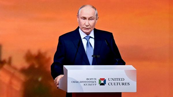 Presidente russo Vladimir Putin fala no XII Fórum Internacional das Culturas Unidas de São Petersburgo - Sputnik Brasil
