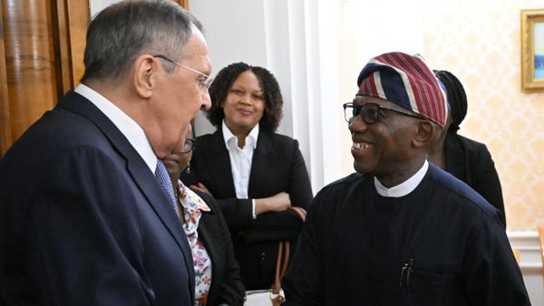 O ministro das Relações Exteriores da Rússia, Sergei Lavrov (à esq.), e o comissário da União Africana para Assuntos Políticos, Paz e Segurança, Bankole Adeoye (à dir.), em uma reunião em Moscou. Rússia, 11 de junho de 2026 - Sputnik Brasil