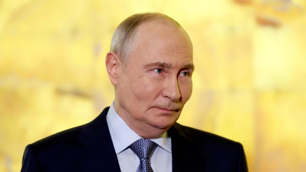 Presidente da Rússia fala à repórteres durante o XII Fórum Internacional de Culturas Unidas de São Petersburgo, em 25 de setembro de 2026 - Sputnik Brasil