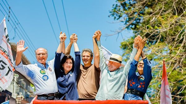 Geraldo Alckmin, Simone Tebet, Fernando Haddad, Lula e Marina Silva durante ato em São Paulo. Brasil, 26 de setembro de 2026 - Sputnik Brasil