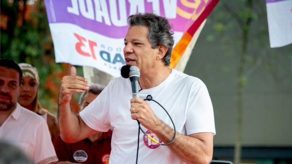 Candidato ao governo de São Paulo, Fernando Haddad (PT), em comício em São Paulo (SP), 27 de setembro de 2026. - Sputnik Brasil