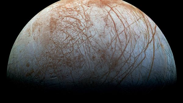 A superfície intrigante e fascinante de Europa, a lua gelada de Júpiter, destaca-se nesta imagem colorida recém-reprocessada, criada a partir de fotos feitas pela sonda Galileo da NASA no final da década de 1990 - Sputnik Brasil